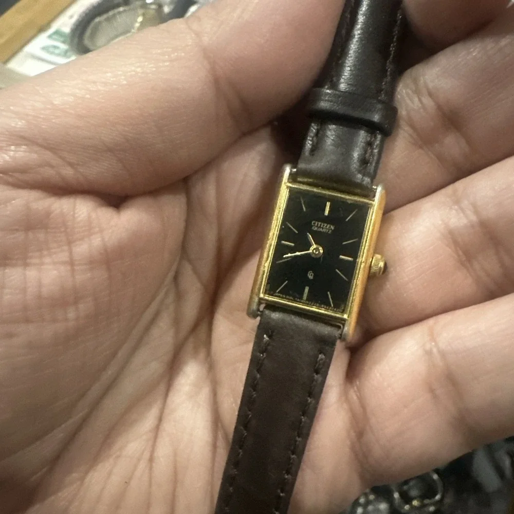 Vintage Working  Citizen Quartz Ladies Watch Black Dial Gold Tone 16.5mm Runs